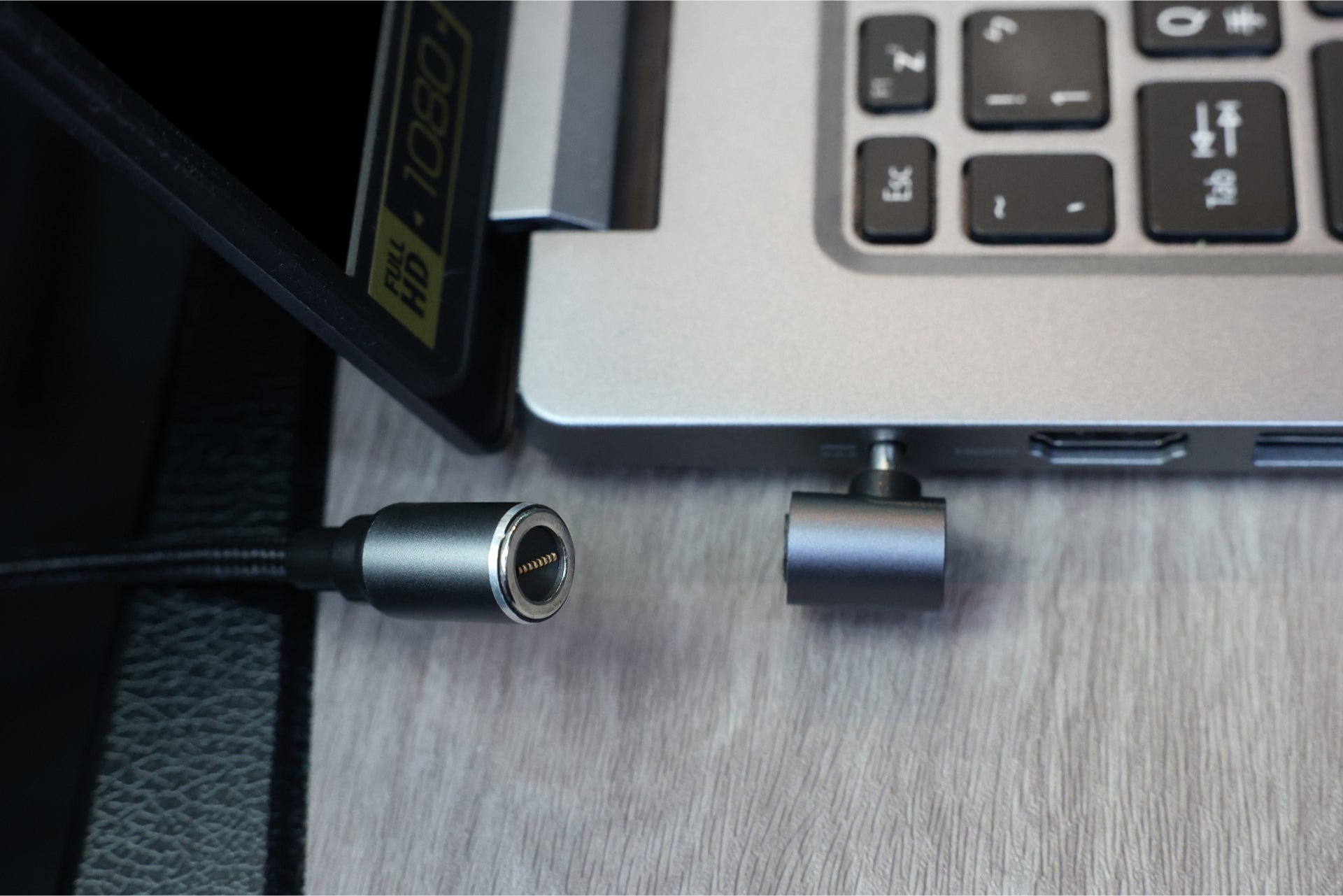 JOWUA 通用筆電車用磁吸充電線(為非 USB-C 筆電腦而設計)